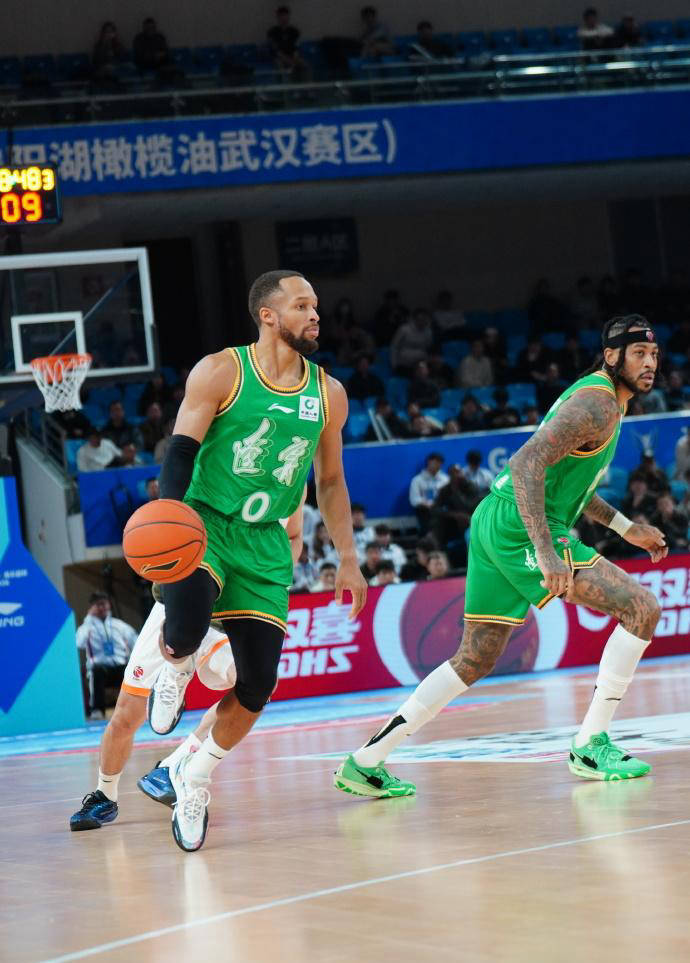 意大利男足新任主帅斯帕莱蒂正式亮相-开元在线入口